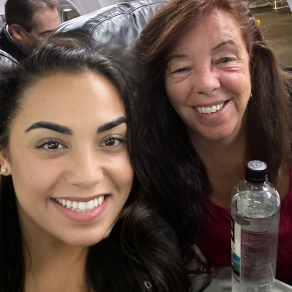 Meet your Posher, Nicole - Picture 2 of 4